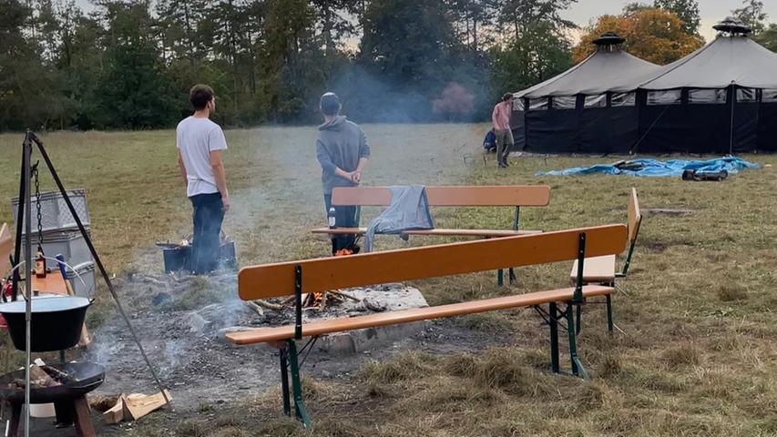 Abends mussten die Studierenden nicht nur das Nachtlager aufbauen, sondern auch gemeinsam am Feuer kochen. Eine perfekte Gelegenheit um sich gegenseitig kennezulernen. Abends mussten die Studierenden nicht nur das Nachtlager aufbauen, sondern auch gemeinsam am Feuer kochen. Eine perfekte Gelegenheit um sich gegenseitig kennezulernen.