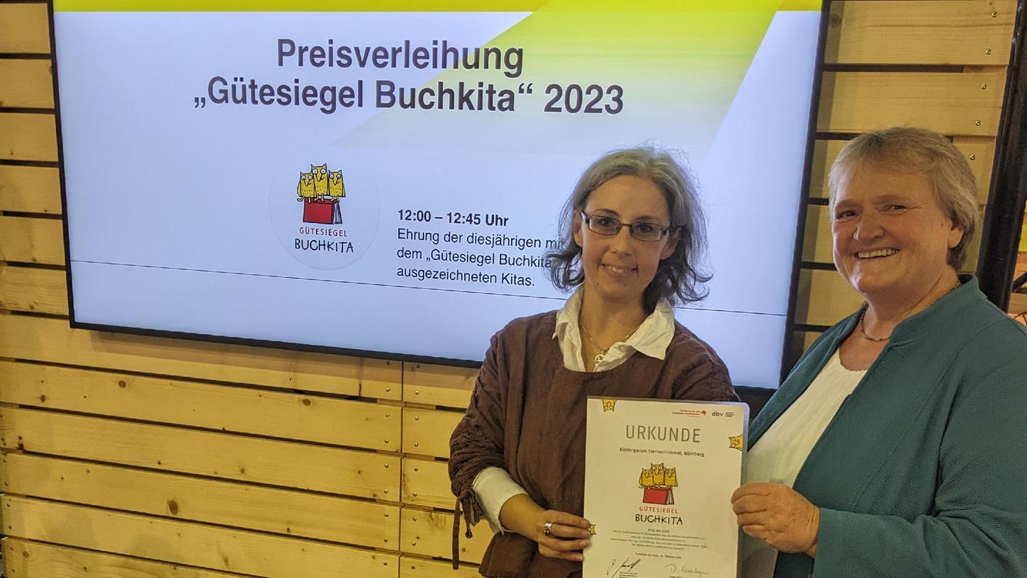 Cornelia Ruppert (re.), Leiterin des Kindergartens Sternenhimmel, und Sprachfachkraft Ramona Szabo freuen sich über das neuerliche „Gütesiegel Buchkita“.  
