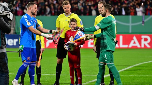 Vereinsikonen unter sich: Club-Kapitän Christian Mathenia und Rostocks Markus Kolke.