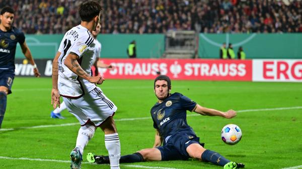 Kritische Szene im Strafraum der Gäste - strafbares Handspiel von Damian Roßbach?...