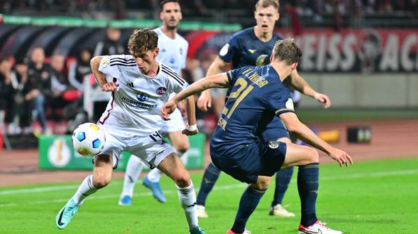 Zweikämpfe warten heute reichlich - wie hier zwischen Benjamin Goller und Alexander Rossipal.