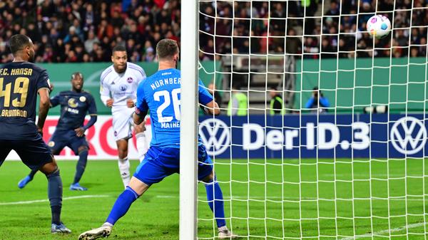 ... der nächste Nackenschlag folgt: Christian Kinsombi ballert Rostock in der 74. Minute erneut in Führung.