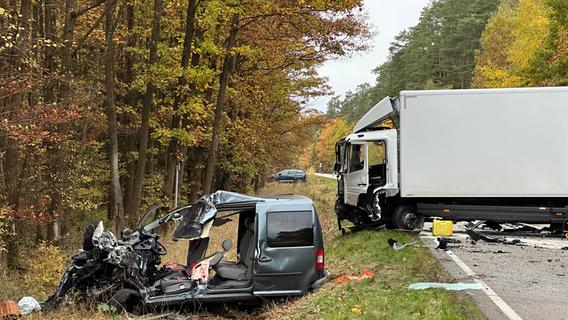 Tödlicher Unfall auf Staatsstraße im Landkreis Ansbach: Caddy prallt frontal gegen Lkw