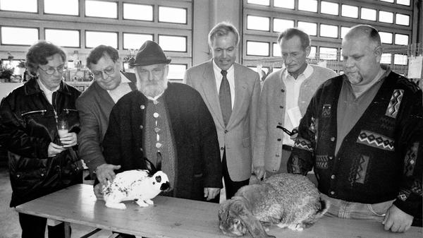 Stolz präsentiert Züchter Jürgen Kümpflein (rechts) aus Obenbrunn seinen Deutschen Widder grau. Unter den Ehrengästen befinden sich Bürgermeister Gerhard Trautner (Mitte) und Hanna Ernst (links). Denn anlässlich des 100-jährigen Bestehens des Kaninchenzuchtvereins B 520 Gunzenhausen richtet der Verein in der Halle der Städtereinigung Rudolf Ernst in Aha die 33. Kreisschau aus. An ihr beteiligen sich die sieben Kaninchenzuchtvereine im Landkreis.