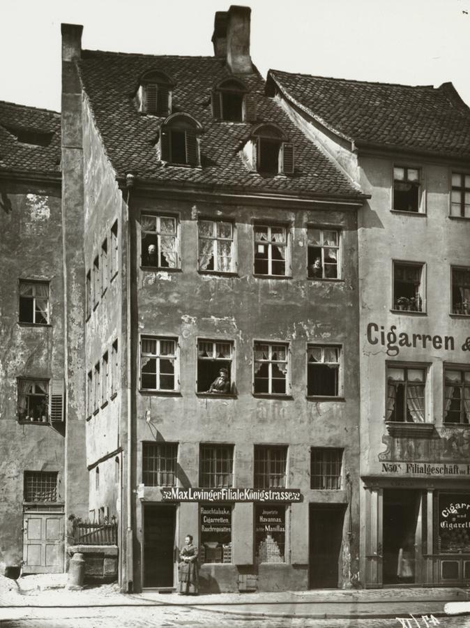 Zwischen 1875 und 1879 entstand diese Fotografie der beiden Eckhäuser Königstraße 50 und 52 (von rechts), die zeigt, wie die Bebauung hier bis ins späte 19. Jahrhundert aussah. 