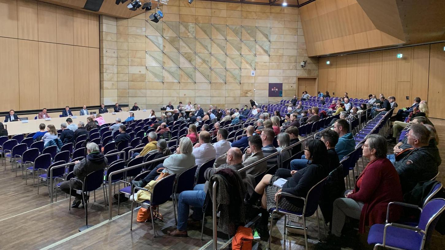 Nach der langen Corona-Pause gab es im vergangenen Jahr erstmals wieder eine Bürgerversammlung in Fürth – damals in der Stadthalle für alle Stadtteile zusammen.