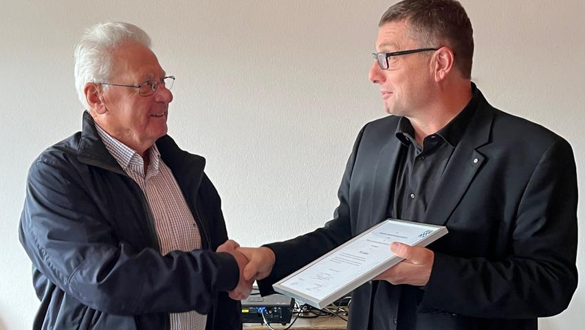 Baudirektor Stefan Noll übergibt Leonhard Deiml eine Urkunde für 52 aktive Jahre im Winterdienst. Baudirektor Stefan Noll übergibt Leonhard Deiml eine Urkunde für 52 aktive Jahre im Winterdienst.