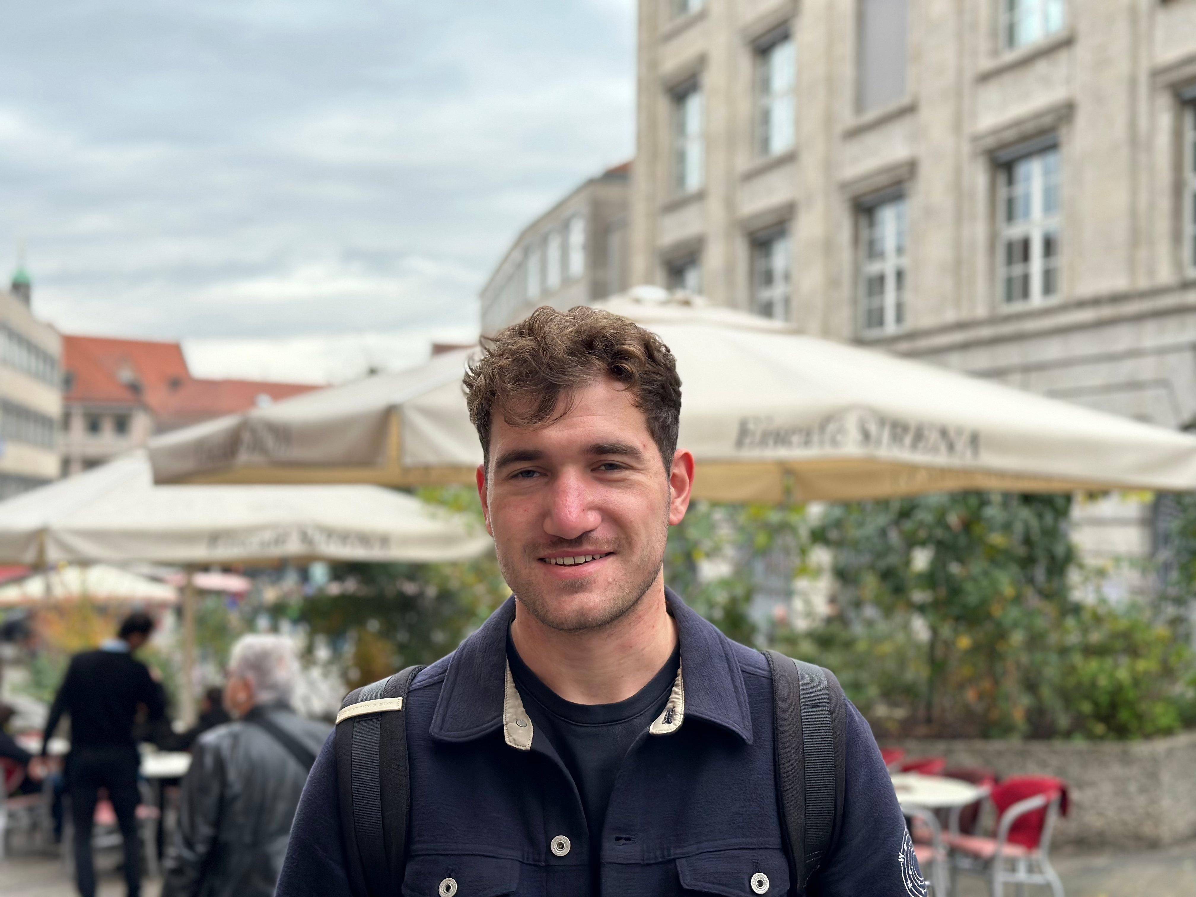 Wenn ich sehe, dass die Stände bereit sind, gehe ich dort einfach spontan hin. Mir gefällt es, bummeln zu gehen und mit Freunden gemeinsam zu frieren. Nervig finde ich eigentlich nur, wenn der Becher nicht sauber gefüllt wurde und dann alles an den Händen klebt.