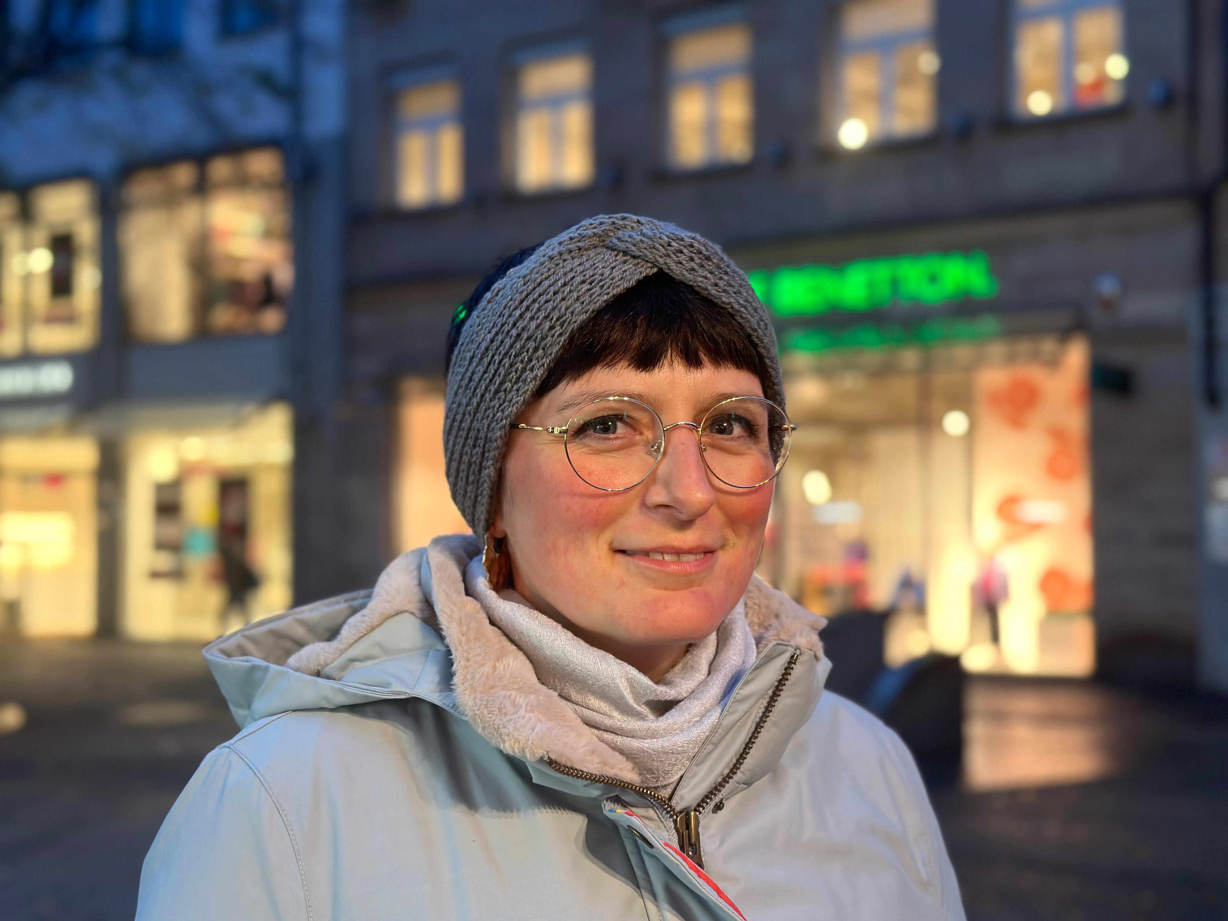 Mich findet man auf Weihnachtsmärkten, sobald sie anfangen. Es gefällt mir, wenn es dort wieder Lichter, Weihnachtskugeln und den ersten Schnee gibt. Das einzig Negative sind für mich allerdings die teuren Preise.