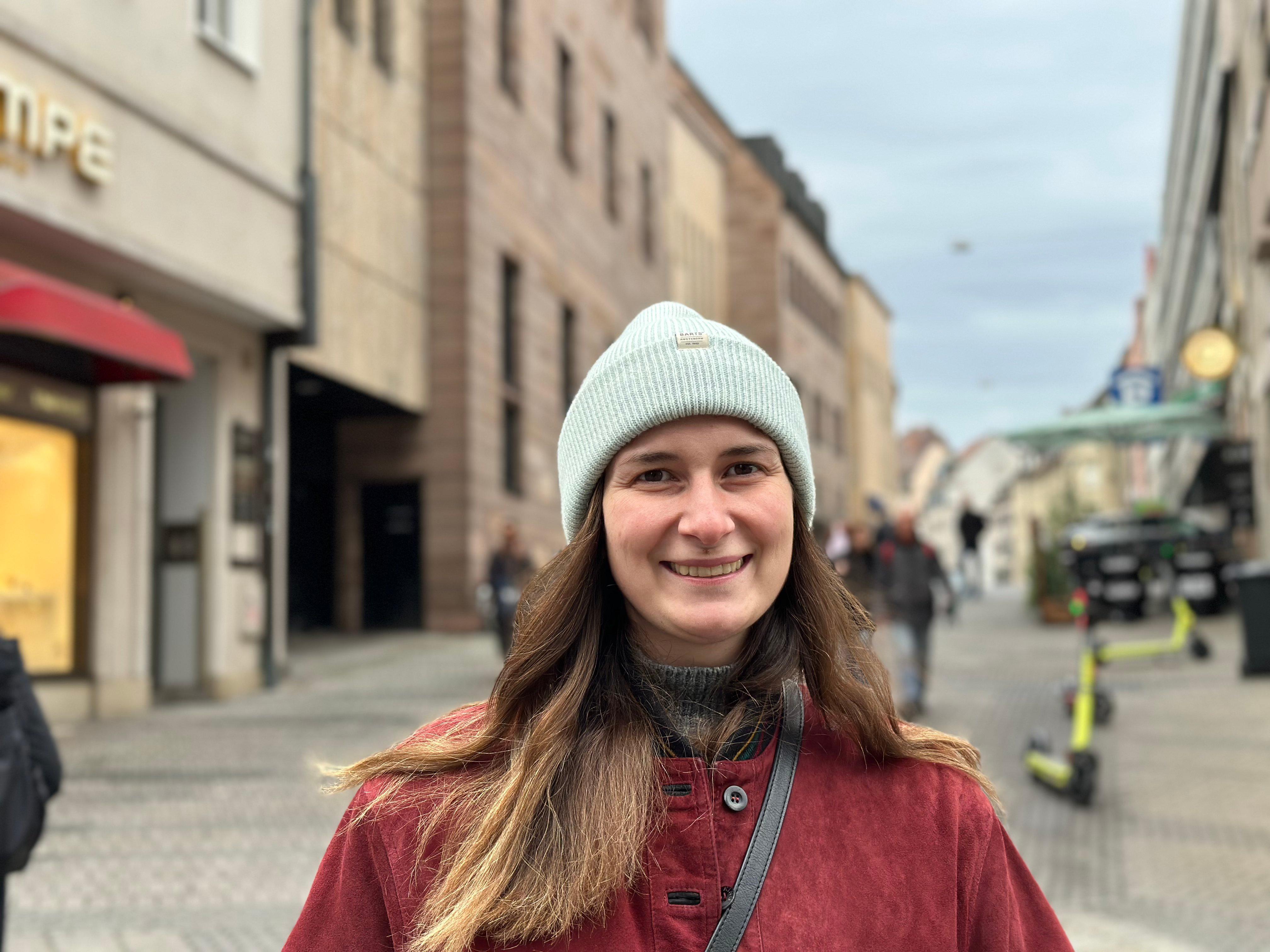 Ich habe bereits die Weihnachtsmärkte in Nürnberg, Augsburg, Berlin, Paderborn und Hamburg, aber auch im Ausland, wie beispielsweise Budapest, besucht. Obwohl der Ansturm groß ist, liebe ich die Atmosphäre dort und das ist für mich das, was zählt.