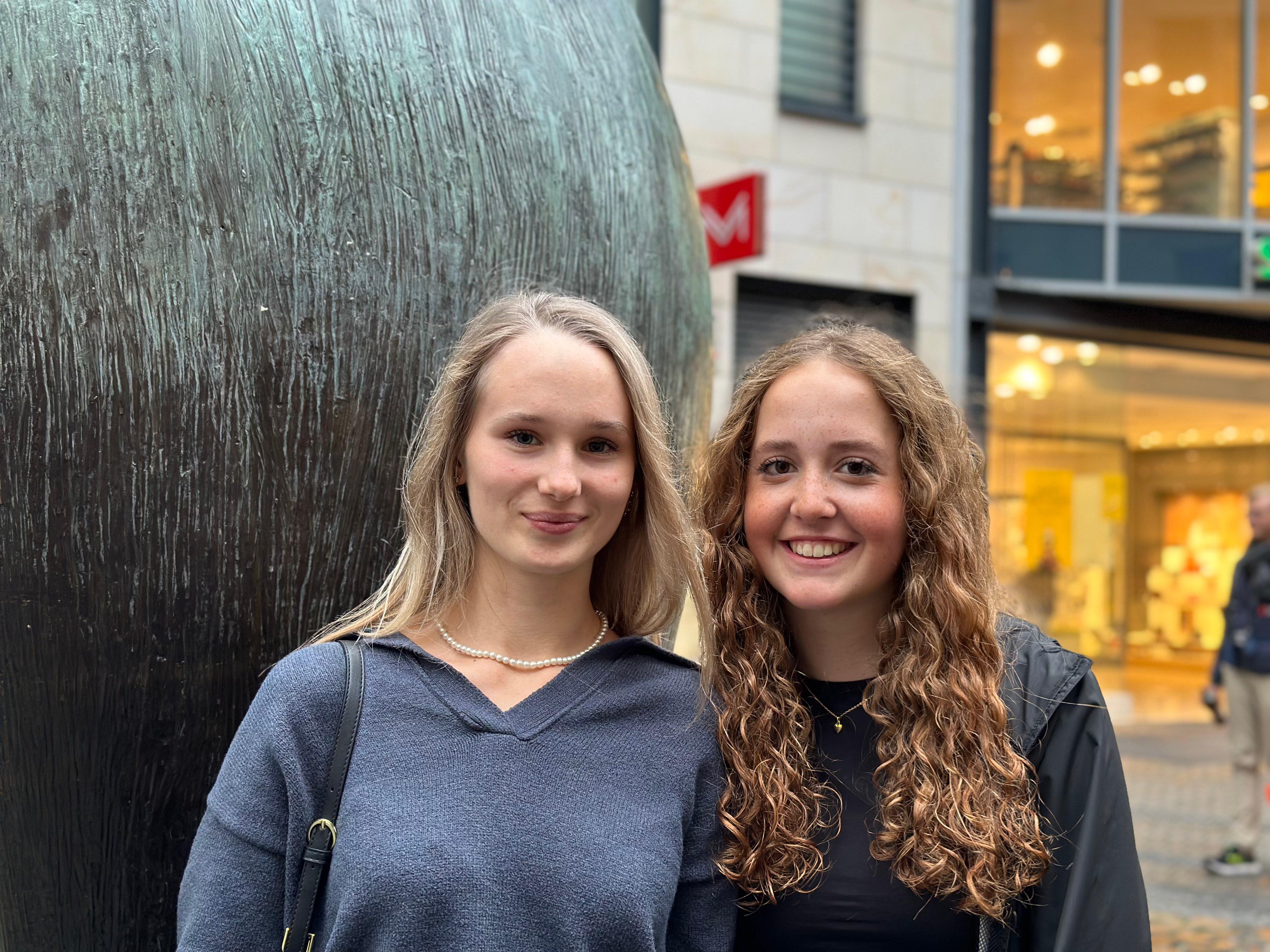 Lena Kaninich (links im Bild): Lebkuchen und all´ die schönen Lichter sind für mich das Highlight auf dem Weihnachtsmarkt. Zum Thema Inflation macht man sich allerdings schon manchmal Gedanken und kauft dann lieber mal eine Sache weniger. Irgendwann wird das Geld eben doch knapp. Sophie Oncken (rechts im Bild): Das Wichtigste auf Weihnachtsmärkten ist für mich die Stimmung. Über die höheren Preise muss ich mir zum Glück noch nicht allzu viele Gedanken machen, da meine Eltern meistens für mich zahlen.