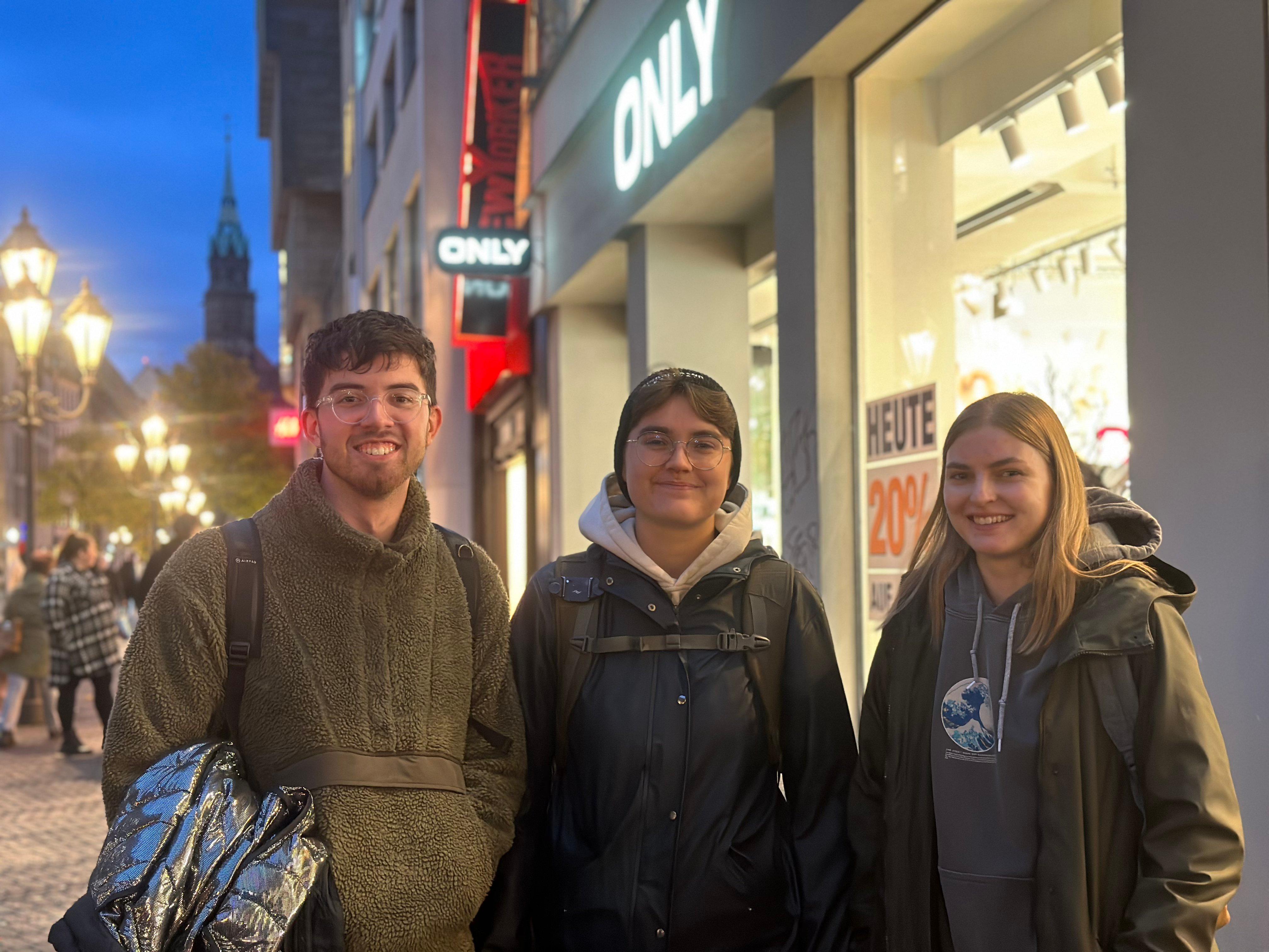 Durch die zunehmende Inflation reduzieren wir die Besuche der Weihnachtsmärkte. Es lohnt sich nicht sich durch die Menge zu quetschen und gleichzeitig Preise zu bezahlen wie in München auf dem Oktoberfest. Wir achten sehr genau, wann wir noch auf den Weihnachtsmarkt gehen.
