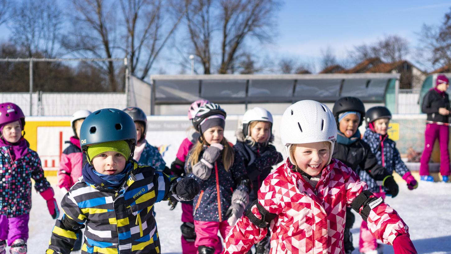 Diesen Winter gibt es wieder heiße Kufen und lachende Gesichter auf der Eislaufbahn am Neumarkter Volksfestplatz. Diesen Winter gibt es wieder heiße Kufen und lachende Gesichter auf der Eislaufbahn am Neumarkter Volksfestplatz.