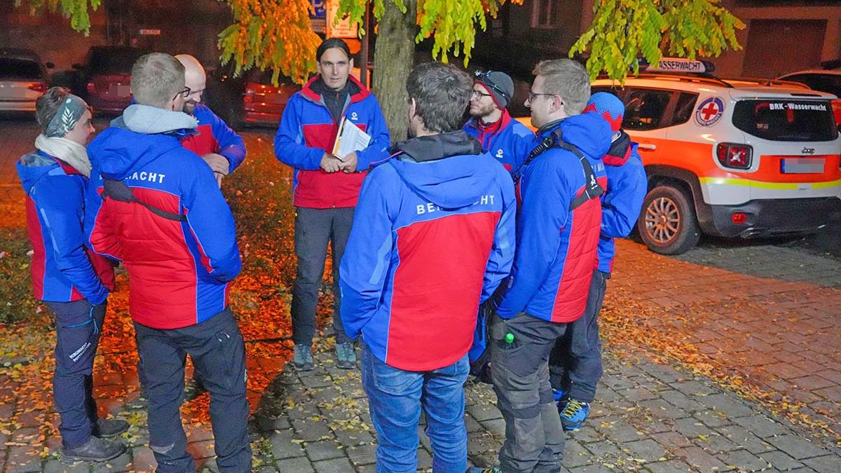Mitglieder der Bergwacht bei einem Briefing Mittwochabend in Pottenstein. Mitglieder der Bergwacht bei einem Briefing Mittwochabend in Pottenstein.
