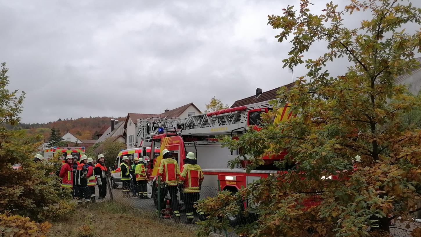 In der Brunnenstraße in Wolfstein sind Feuerwehren aus dem gesamten Neumarkter Stadtgebiet im Einsatz.