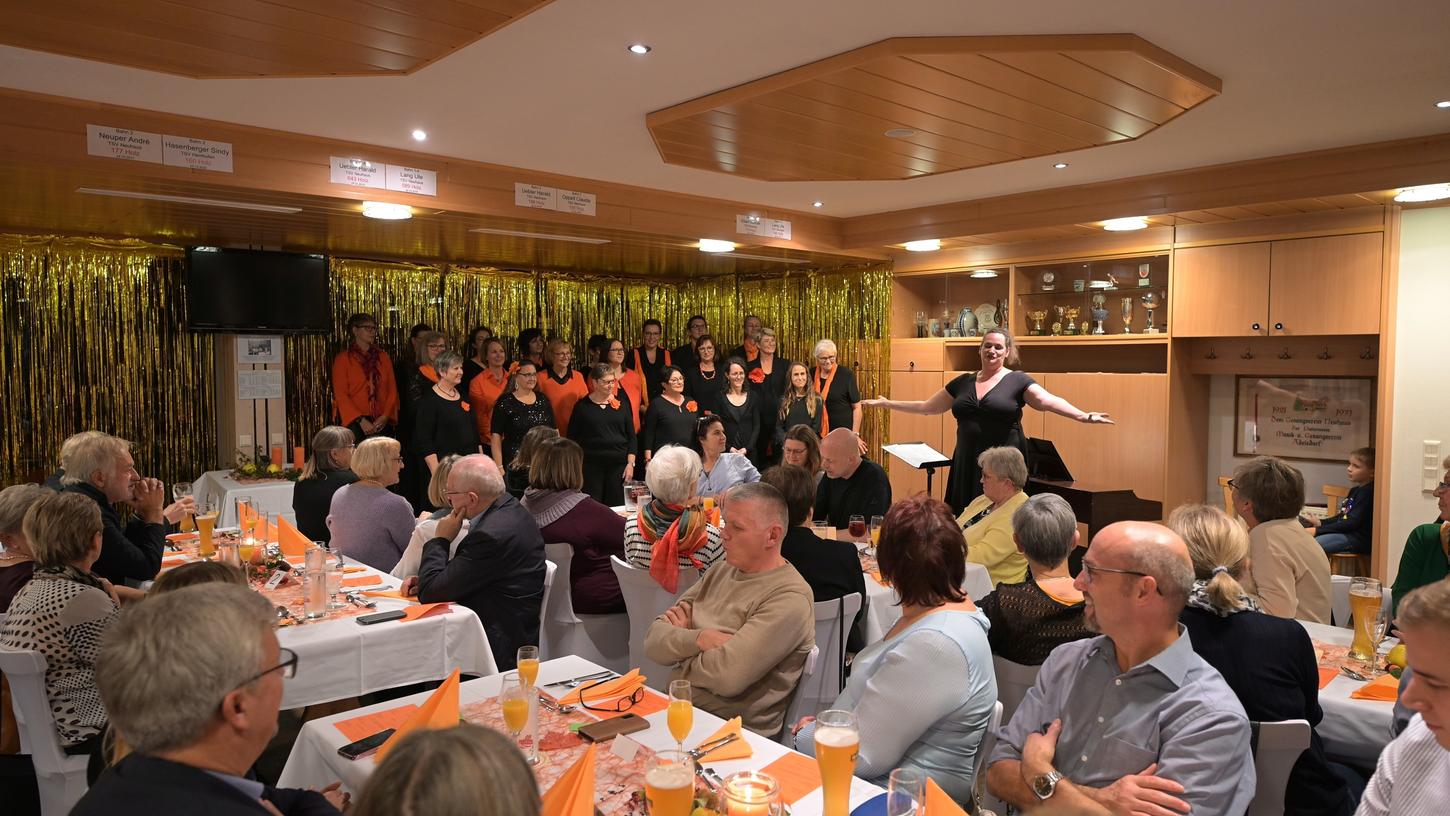 Beim Chordinner „Culinario Cantando“ gab es im restlos ausverkauften Festsaal des TSV Neuhaus neben beliebten Hits populärer Bands und Sänger ein feines Dreigänge-Menü. Beim Chordinner „Culinario Cantando“ gab es im restlos ausverkauften Festsaal des TSV Neuhaus neben beliebten Hits populärer Bands und Sänger ein feines Dreigänge-Menü.