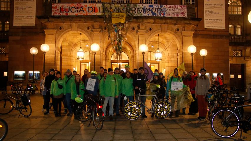 Mitglieder der Umweltschutzorganisationen Greenpeace und Cycling Rebellion trafen sich am Freitagnachmittag am Nürnberger Opernhaus.