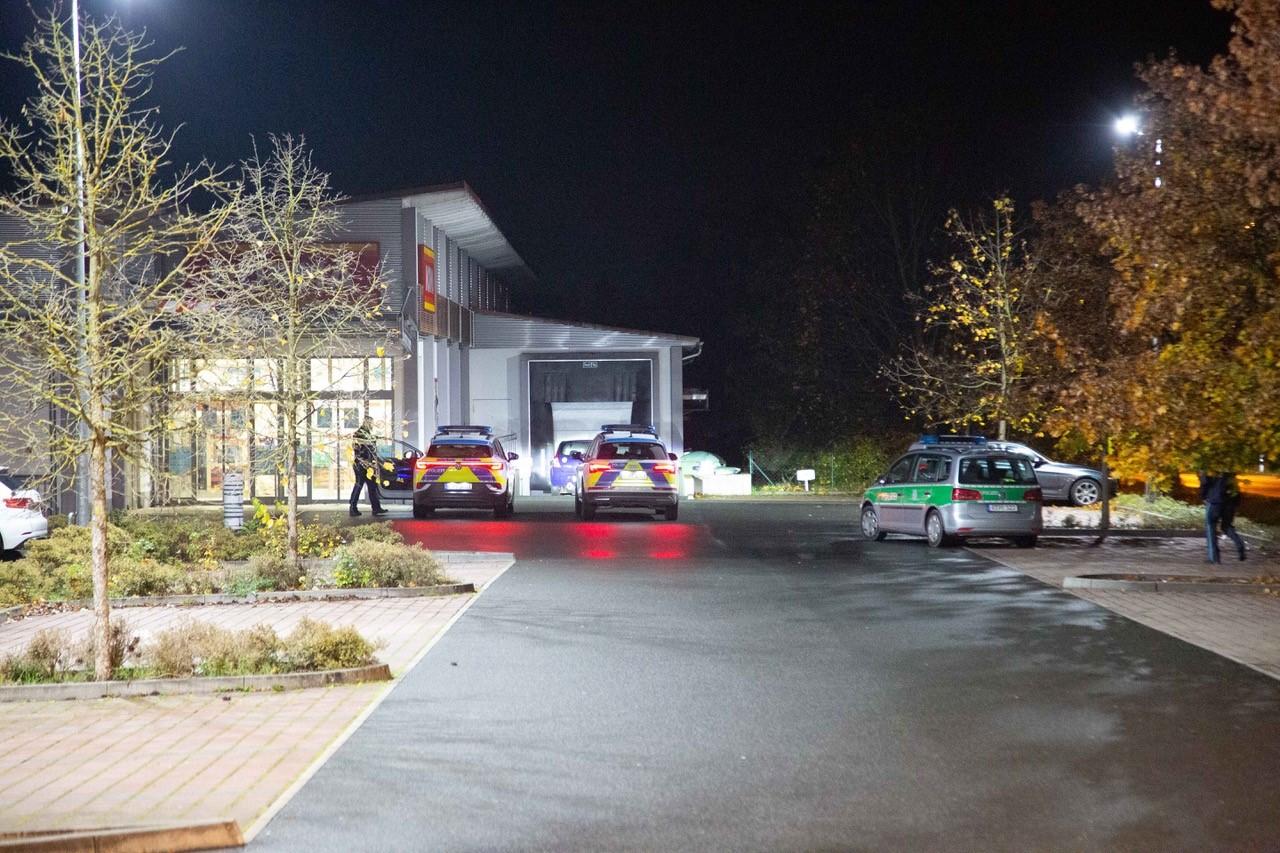 Mit einem Großaufgebot an Kräften sucht derzeit die Polizei nach den oder dem Täter nach dem Überfall auf die Norma in der Amberger Straße in Neumarkt.