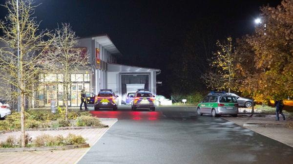 Mit einem Großaufgebot an Kräften sucht derzeit die Polizei nach den oder dem Täter nach dem Überfall auf die Norma in der Amberger Straße in Neumarkt.