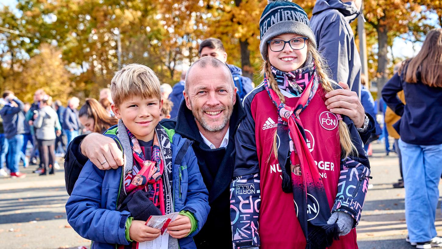 Aktive Mitglieder-Werbung: der Kaufmännische Vorstand Niels Rossow mit jungen Club-Fans vor dem Stadion.