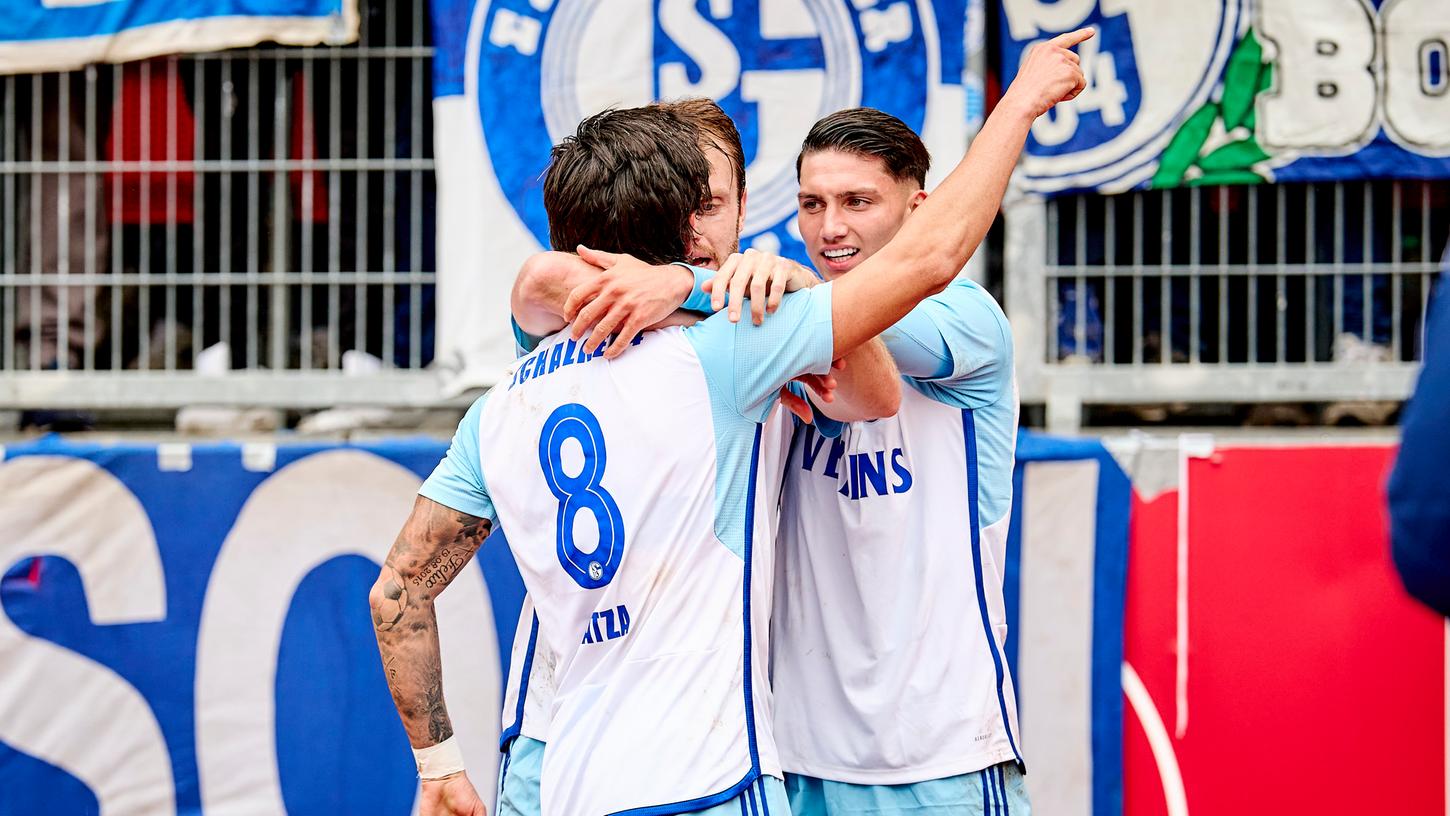 Die Nummer acht war's: Schalke jubelt über den späten 2:1-Siegtreffer. Die Nummer acht war's: Schalke jubelt über den späten 2:1-Siegtreffer.