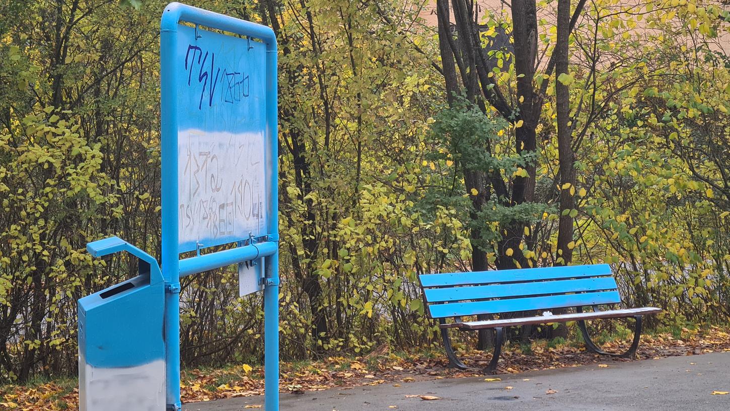 Ein 18-jähriger Weißenburger besprühte mehrere Gegenstände in den Farben seines Lieblingsvereins. Ein 18-jähriger Weißenburger besprühte mehrere Gegenstände in den Farben seines Lieblingsvereins.