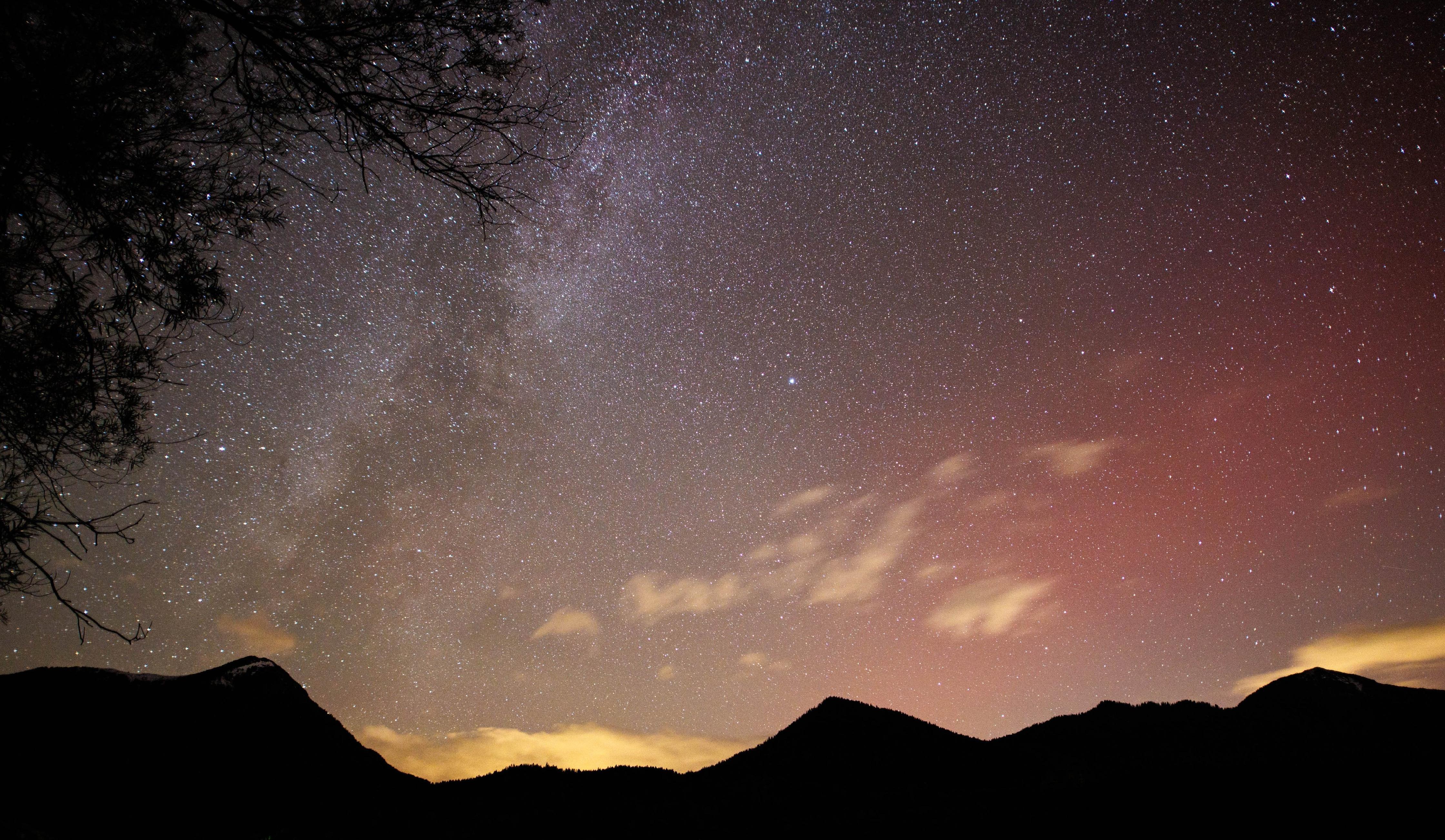 Über den Bergen am Walchensee im Landkreis Bad Tölz-Wolfratshausen war das Spektakel dank der nahezu sternenklaren Nacht ebenso gut sichtbar.  
