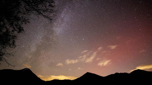 Über den Bergen am Walchensee im Landkreis Bad Tölz-Wolfratshausen war das Spektakel dank der nahezu sternenklaren Nacht ebenso gut sichtbar.