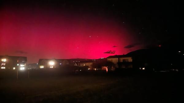 Polarlichter sind nach Angaben des Deutschen GeoForschungsZentrums (GFZ) meistens im hohen Norden zwischen dem 60. und dem 70. Breitengrad zu bestaunen Zur Orientierung: Oslo liegt dicht unter dem 60. Breitengrad, die norwegische Stadt Tromsö knapp unter dem 70. Breitengrad. Bei starken Sonnenstürmen sind die Polarlichter jedoch weiter südlich zu sehen.