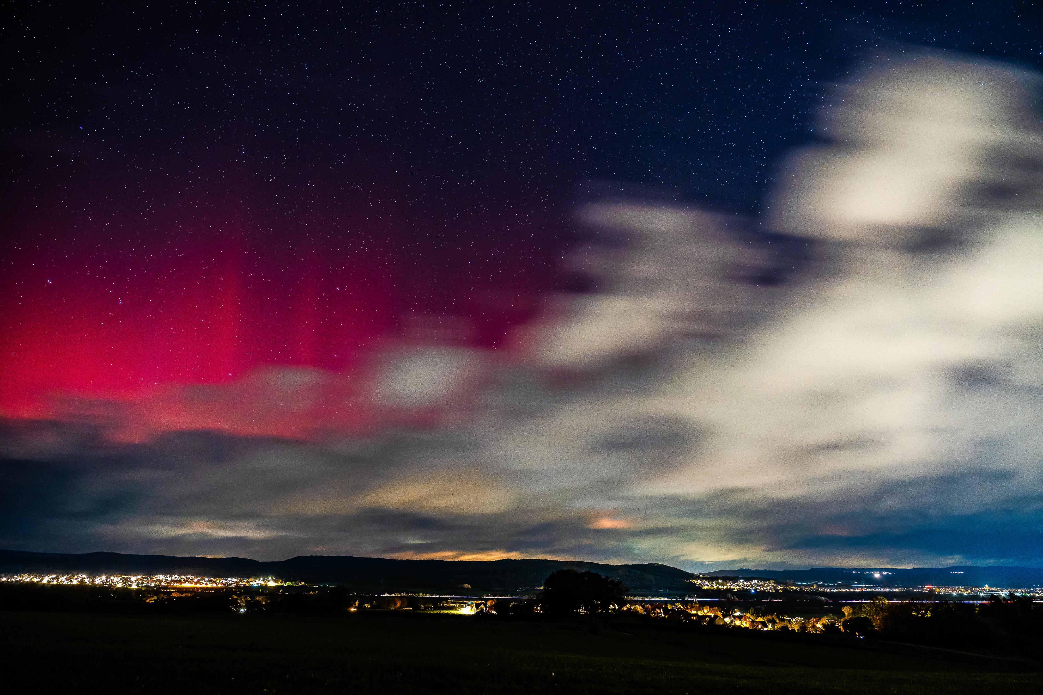 Trotz einiger Wolken waren sie deutlich sichtbar: Im grellen Rosa erstrahlten die Polarlichter hier über dem oberfränkischen Bamberg.