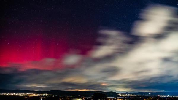 Trotz einiger Wolken waren sie deutlich sichtbar: Im grellen Rosa erstrahlten die Polarlichter hier über dem oberfränkischen Bamberg.