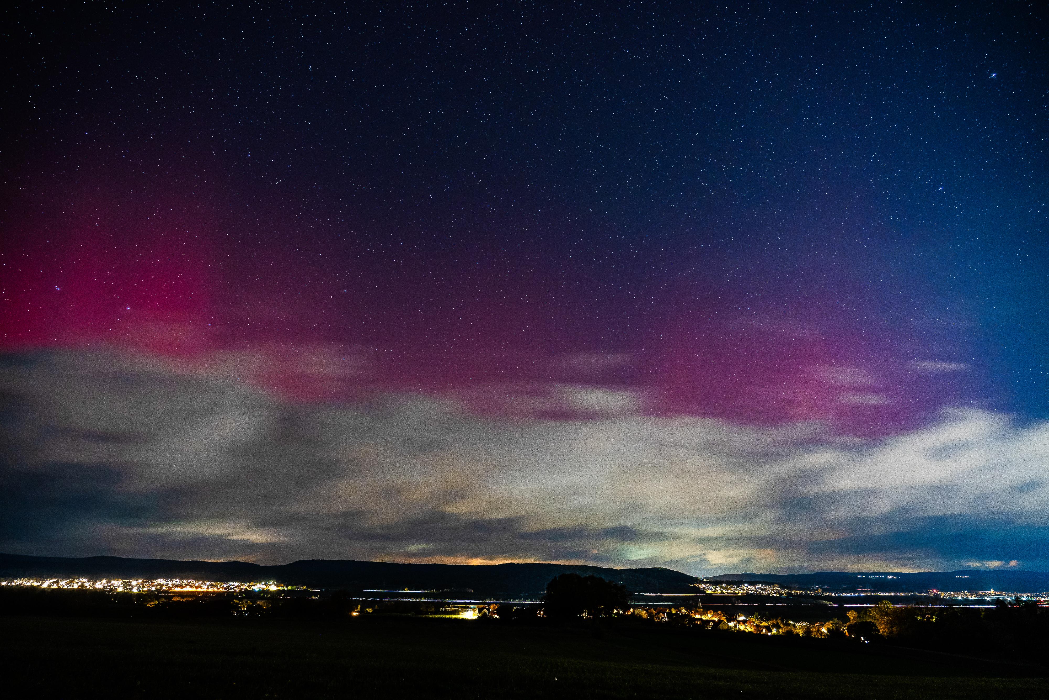 Auch diese Aufnahme ist einem News5-Reporter in Bamberg gelungen. Die rosaroten Polarlichter waren in weiten Teilen von Mitteleuropa kurz nach 18 Uhr am Horizont zu bewundern. Im weiteren Verlauf der Nacht auf Montag könnte sich das bunte Himmelsspektakel sogar noch ausweiten und intensivieren. 