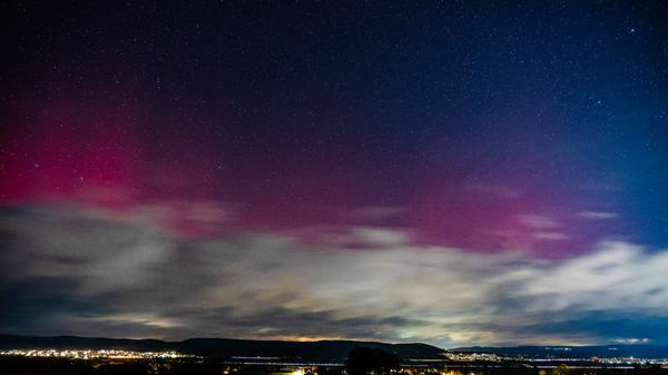 Auch diese Aufnahme ist einem News5-Reporter in Bamberg gelungen. Die rosaroten Polarlichter waren in weiten Teilen von Mitteleuropa kurz nach 18 Uhr am Horizont zu bewundern. Im weiteren Verlauf der Nacht auf Montag könnte sich das bunte Himmelsspektakel sogar noch ausweiten und intensivieren.