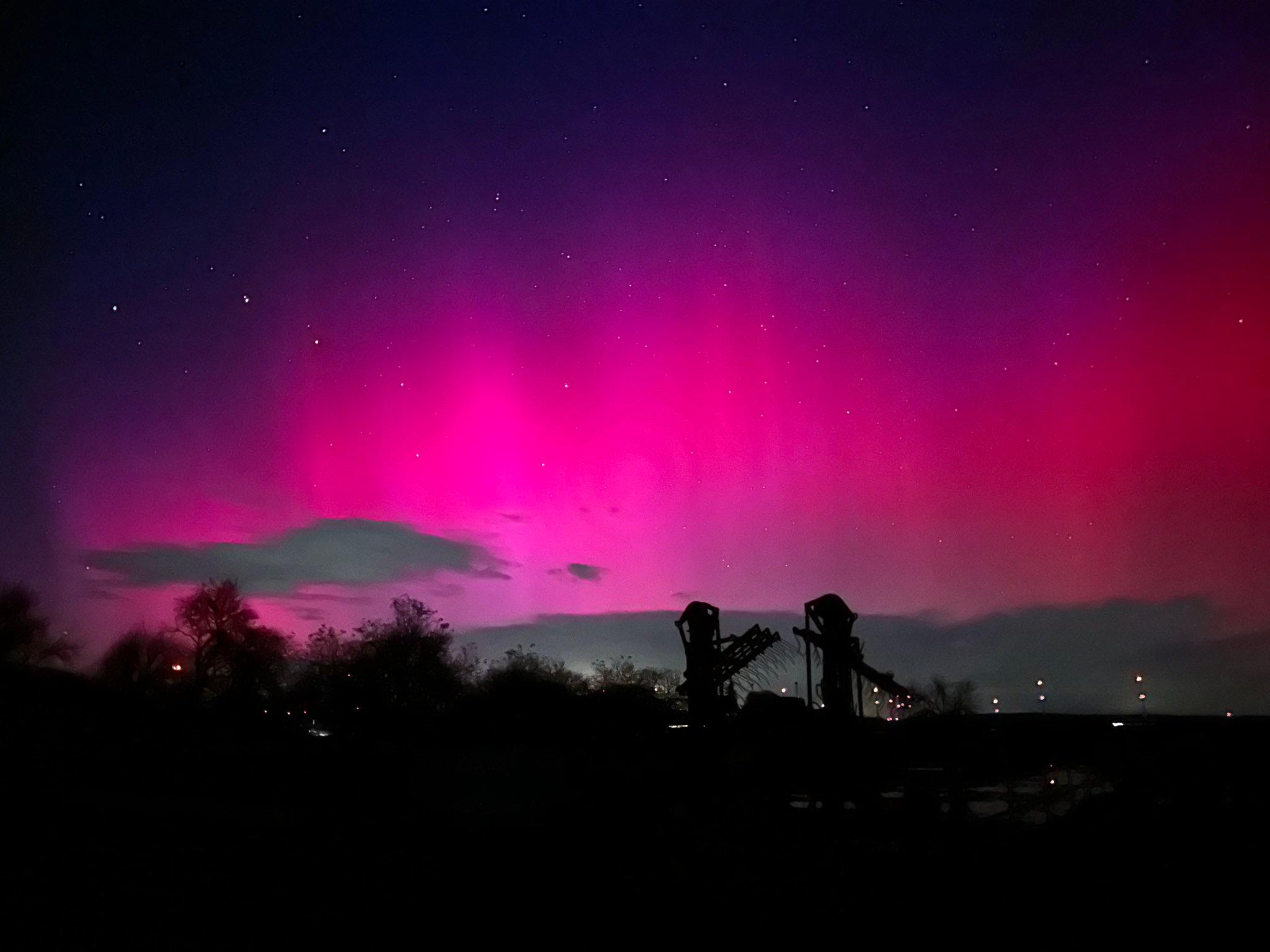 In Österreich war das Spektakel am Sonntagabend ebenso gut sichtbar. Das Lichtspiel am Himmel wird durch sogenannte energiereiche Sonnenwindpartikel ausgelöst, die durch Eruptionen auf der Sonnenoberfläche mit hohen Geschwindigkeiten ins Weltall geschleudert werden und auf das Erdmagnetfeld treffen. Bereits Ende September konnte man an der Zugspitze in Bayern Polarlichter bestaunen.