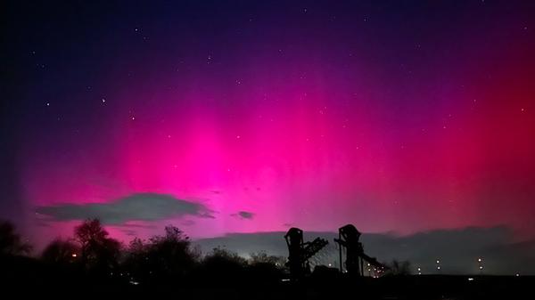 In Österreich war das Spektakel am Sonntagabend ebenso gut sichtbar. Das Lichtspiel am Himmel wird durch sogenannte energiereiche Sonnenwindpartikel ausgelöst, die durch Eruptionen auf der Sonnenoberfläche mit hohen Geschwindigkeiten ins Weltall geschleudert werden und auf das Erdmagnetfeld treffen. Bereits Ende September konnte man an der Zugspitze in Bayern Polarlichter bestaunen.