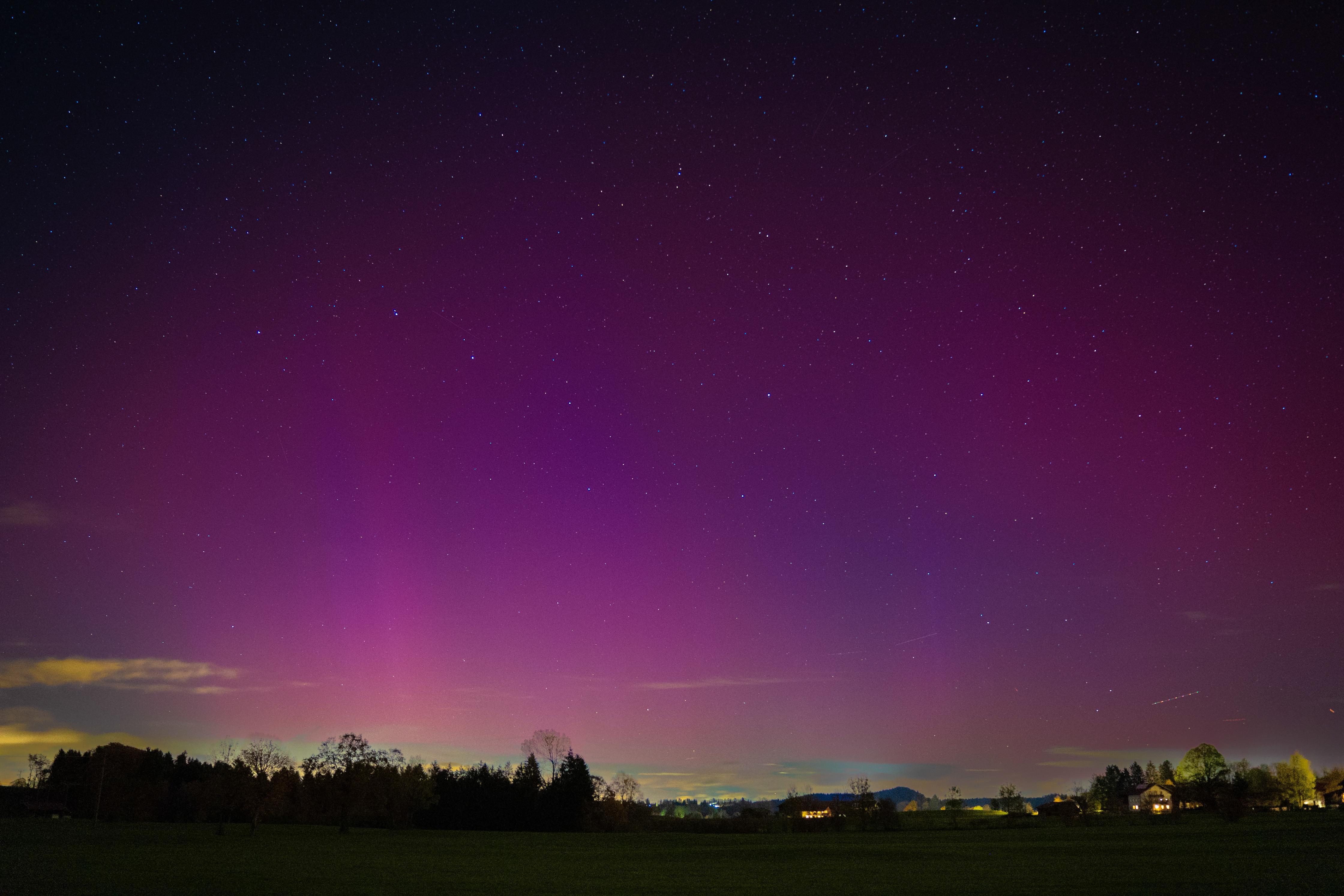 In den sozialen Netzwerken überschlugen sich die Meldungen, reihenweise wurden imposante Aufnahmen von Beobachtern mit anderen Usern geteilt. 