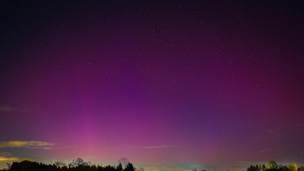 In den sozialen Netzwerken überschlugen sich die Meldungen, reihenweise wurden imposante Aufnahmen von Beobachtern mit anderen Usern geteilt.