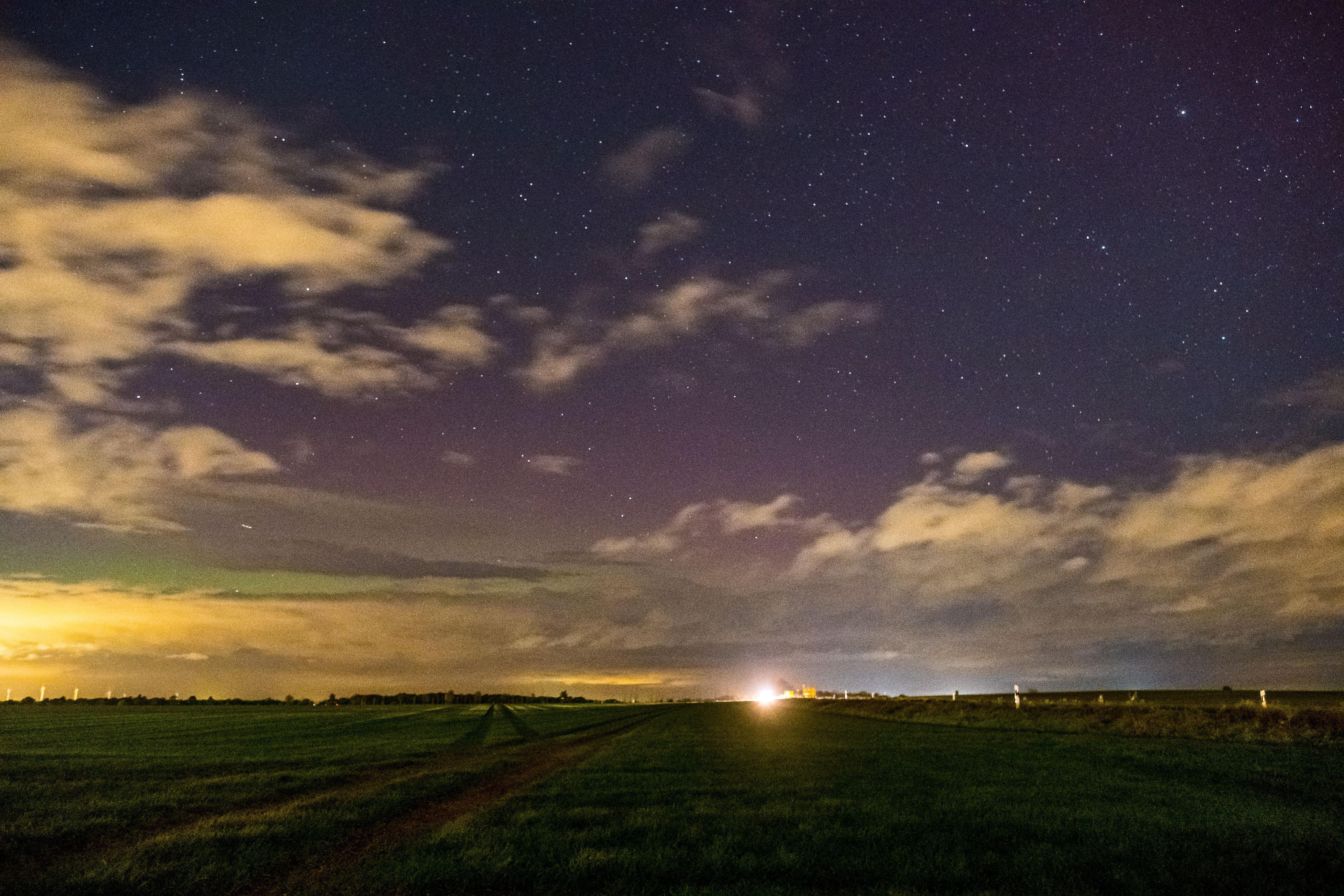 Grundsätzlich gelte: Je stärker die Sonnenstürme, desto besser die Sichtbarkeit auch für die südlicheren Breiten, erklärte ein Sprecher des GeoForschungsZentrums gegenüber der "Deutschen Presse-Agentur".