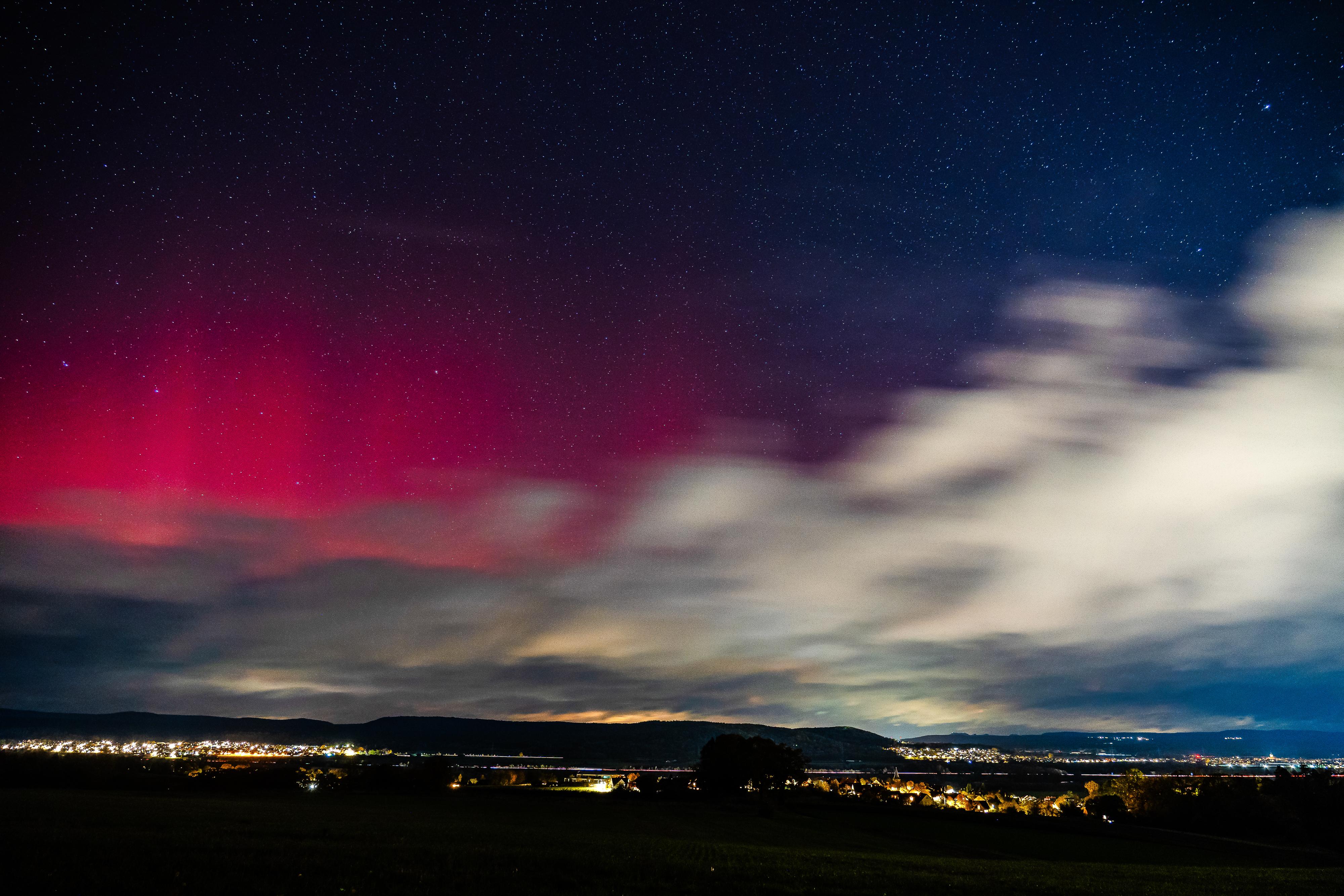 Leider verhinderte aber ein wolkenverhangener Himmel vielerorts in Bayern die Beobachtung dieses eindrucksvollen Phänomens. Laut Experten stehen die Chancen aber auch für Montagabend gut, dass sich das Naturschauspiel wiederholt. 