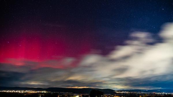 Leider verhinderte aber ein wolkenverhangener Himmel vielerorts in Bayern die Beobachtung dieses eindrucksvollen Phänomens. Laut Experten stehen die Chancen aber auch für Montagabend gut, dass sich das Naturschauspiel wiederholt.
