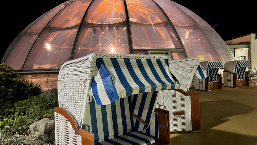 Entspannen im Strandkorb oder rein in den Salzsee unter der Kuppel (im Hintergrund), bei der Langen Thermen Nacht ist beides möglich.