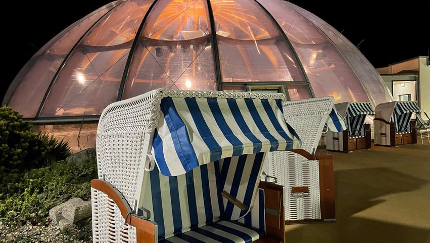 Entspannen im Strandkorb oder rein in den Salzsee unter der Kuppel (im Hintergrund), bei der Langen Thermen Nacht ist beides möglich. Entspannen im Strandkorb oder rein in den Salzsee unter der Kuppel (im Hintergrund), bei der Langen Thermen Nacht ist beides möglich.