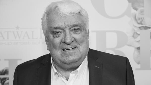 Er galt als Urgestein des Deutschen Fernsehens: Kultmoderator Hans Meiser ist im Alter von 77 Jahren gestorben. Meiser gilt als Erfinder der täglichen Nachmittags-Talkshow. Seine nach ihm benannte Sendung erreichte bei RTL in den 90er Jahren einen Zuschauer-Marktanteil von bis zu 40 Prozent. Von 1992 bis zu ihrer Einstellung 2001 wurden 1700 Folgen der Talkshow ausgestrahlt. Bekannt wurde Meiser außerdem als Moderator der RTL-Reality-Show "Notruf".