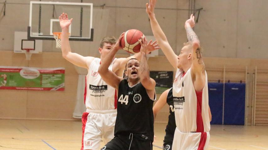 Die VfL-Baskets Treuchtlingen (links Paul Mutterer, rechts Lukas Ecke) erkämpften den ersten Saisonsieg gegen Schwabing.
