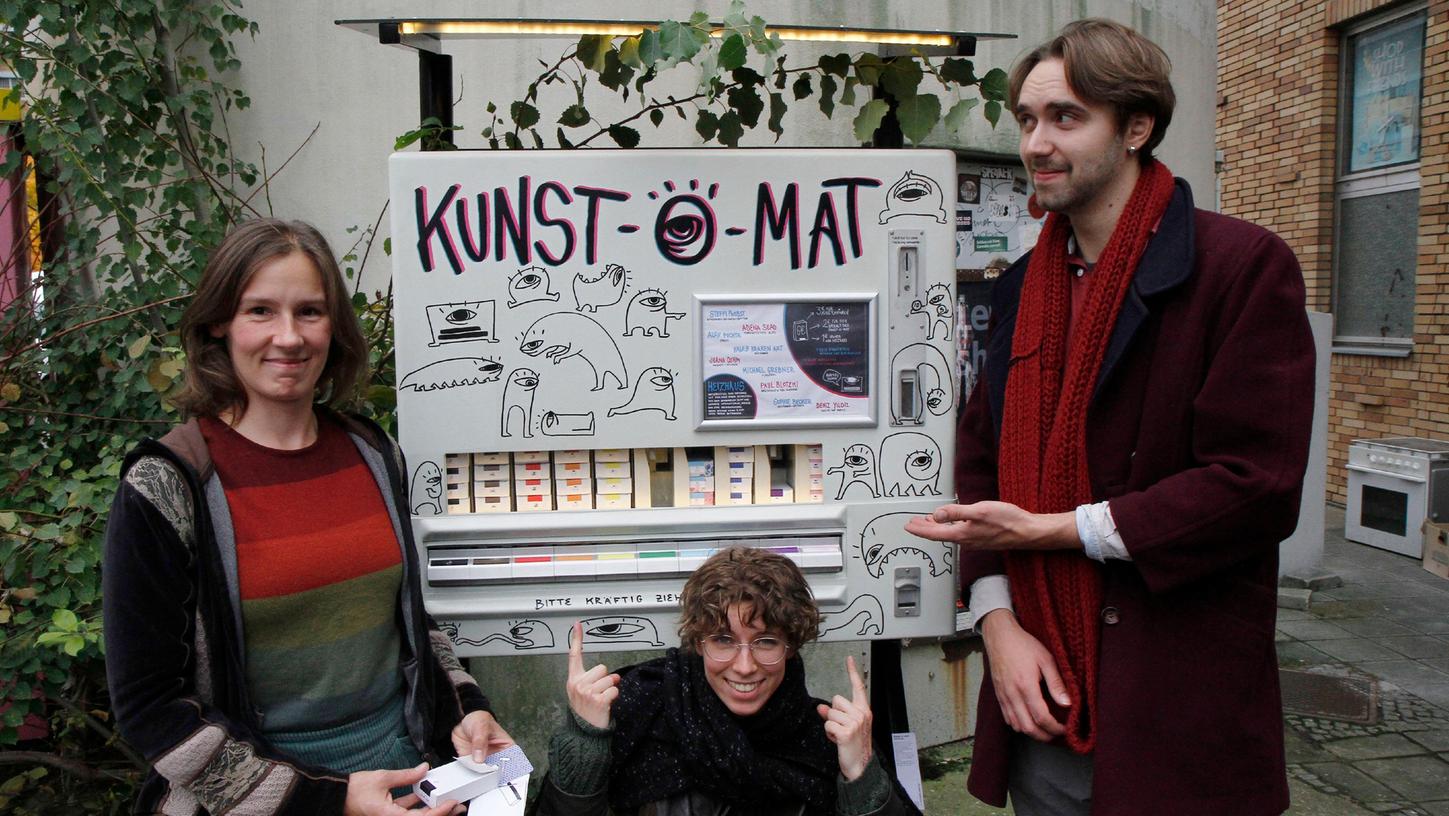 Sarah Schwerda, Joana Oehm und David Wimmer freuen sich über den Neuzugang aus Metall. Sarah Schwerda, Joana Oehm und David Wimmer freuen sich über den Neuzugang aus Metall.