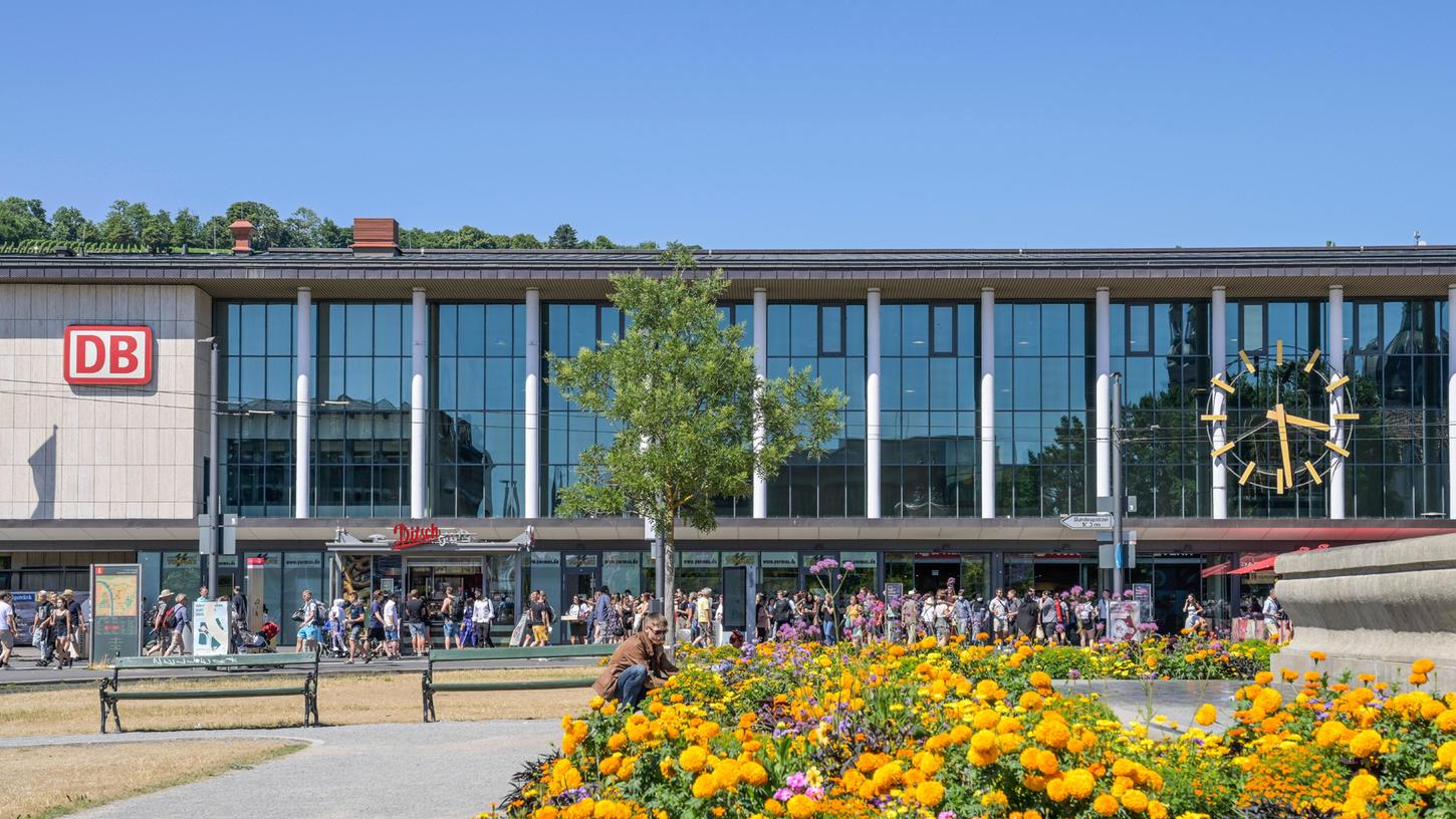 Die Stadt Würzburg stimmt am Dienstag über die Umgestaltung des Bahnhofvorplatzes ab. Die Stadt Würzburg stimmt am Dienstag über die Umgestaltung des Bahnhofvorplatzes ab.