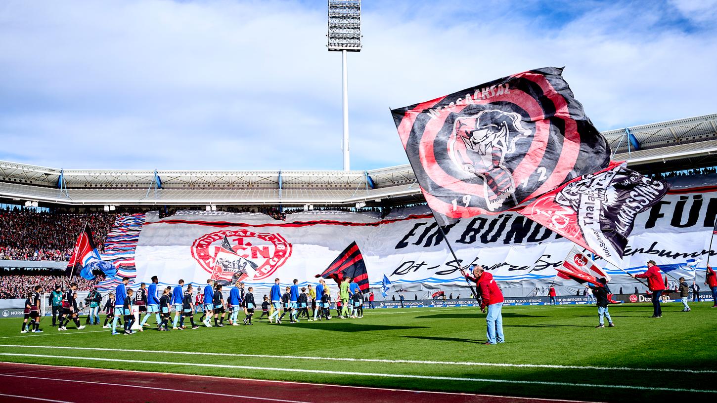 Beim Zweitliga-Duell zwischen dem 1. FC Nürnberg und dem FC Schalke 04 zeigten die Fans vor Spielbeginn eine imposante Choreo - bei der Hymne sang währenddessen ein prominenter Zuschauer mit. Beim Zweitliga-Duell zwischen dem 1. FC Nürnberg und dem FC Schalke 04 zeigten die Fans vor Spielbeginn eine imposante Choreo - bei der Hymne sang währenddessen ein prominenter Zuschauer mit.