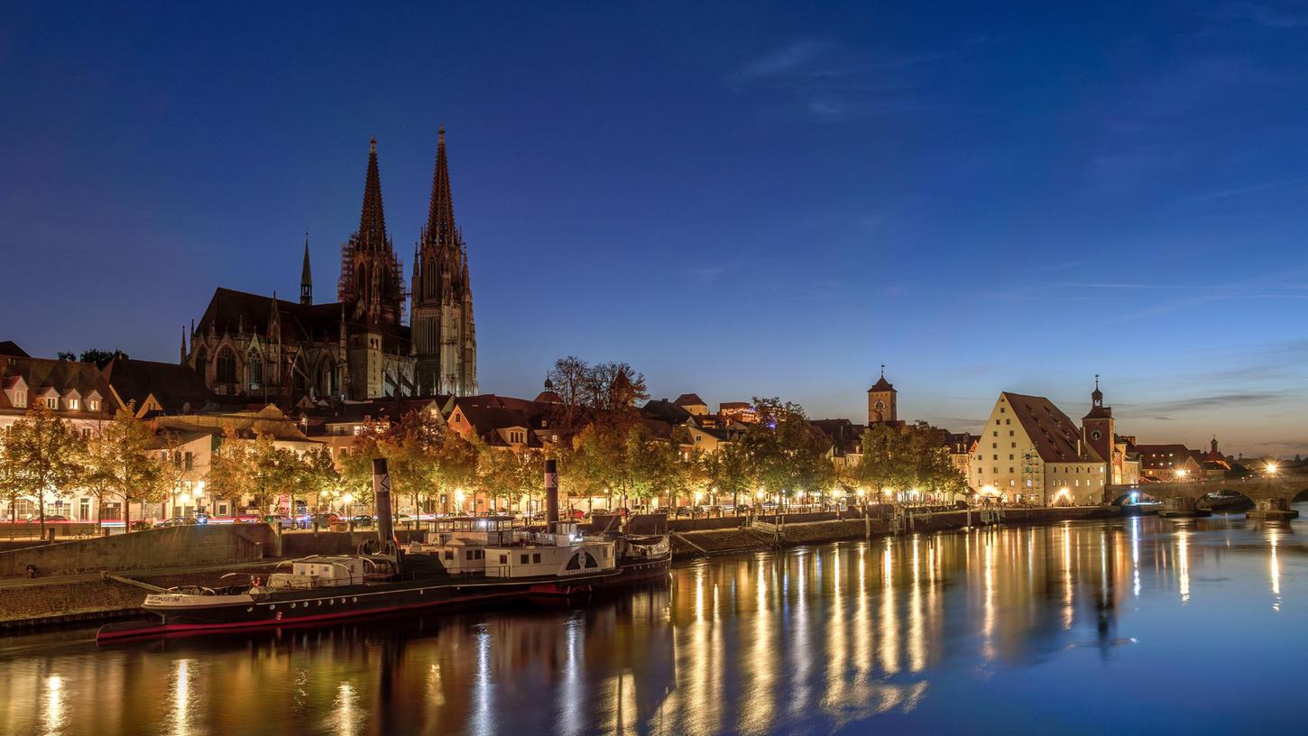 Blick auf Regensburg mit Dom und Steinerner Brücke bei Nacht mit Beleuchtung. Blick auf Regensburg mit Dom und Steinerner Brücke bei Nacht mit Beleuchtung.