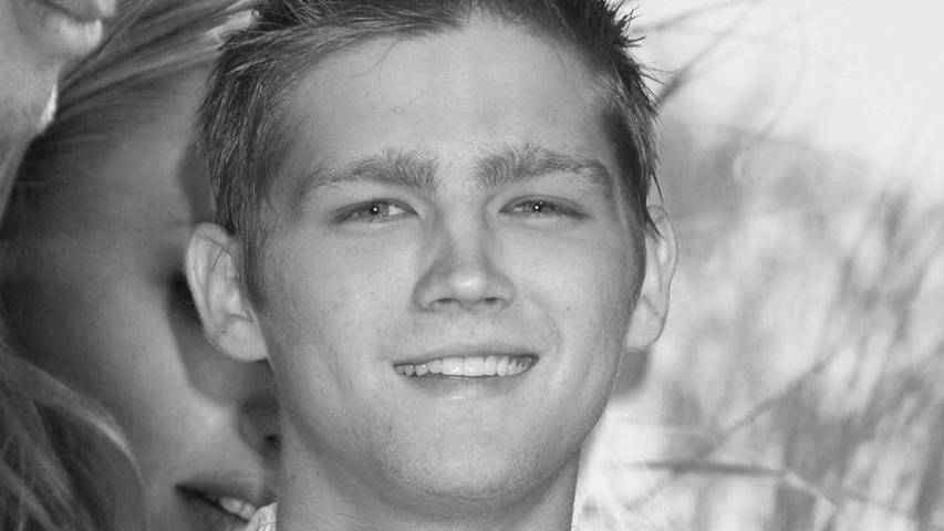 Bekannt aus dem Film-Drama "Beim Leben meiner Schwester" und den Erfolgsserien "24" und "CSI: Miami", hat Evan Ellingson schon in jungen Jahren den Erfolg eines Kinostars gespürt. Seit über zehn Jahren spielte der ehemalige Kinderstar nicht mehr in Filmen oder Serien. Ellingson ist mit nur 35 Jahren unerwartet verstorben. Bekannt aus dem Film-Drama "Beim Leben meiner Schwester" und den Erfolgsserien "24" und "CSI: Miami", hat Evan Ellingson schon in jungen Jahren den Erfolg eines Kinostars gespürt. Seit über zehn Jahren spielte der ehemalige Kinderstar nicht mehr in Filmen oder Serien. Ellingson ist mit nur 35 Jahren unerwartet verstorben.