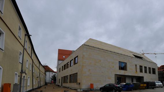 Weißer Sandstein statt roter Ziegel auf dem Dach der neuen Hochschule - das sorgt für Unmut